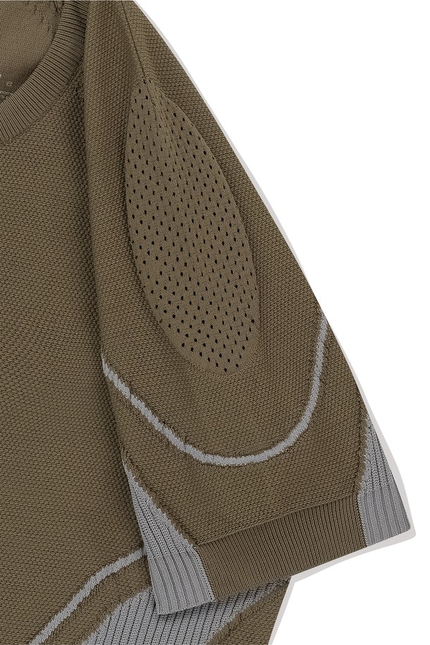 Engineered Knit Tee Brown은 남성용 상의 카테고리에 속하는 브라운 컬러의 니트 티셔츠입니다. 여름철 골프 및 일상 활동에 적합하며, 레귤러핏에 라운드넥 디자인으로 제작되었습니다. 폴리에스터 소재를 사용하여 얇고 가벼우며, 냉감, 통기, 흡습, 속건 기능을 갖춘 반소매 무지 티셔츠입니다.
