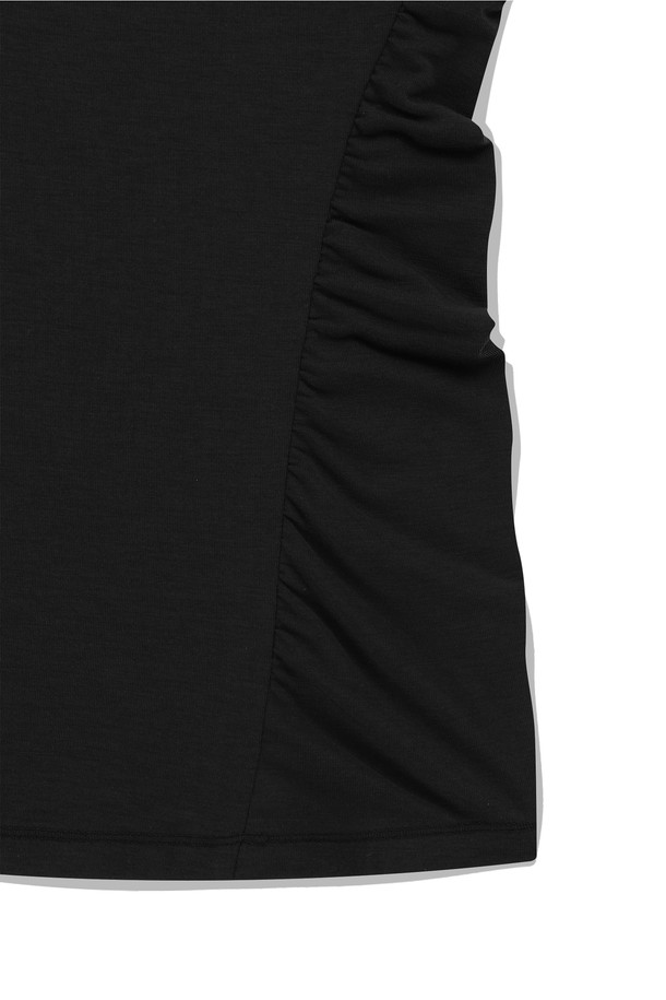 W Polartec Delta FlexAir Polo Black은 부드러운 촉감과 뛰어난 통기성을 자랑하는 여성용 폴로 티셔츠입니다. 흡습속건, 냉감, 방취 기능이 있어 여름철 골프 및 일상 활동에 적합하며, 레귤러 핏과 반소매 기장으로 편안한 착용감을 제공합니다. Polartec Delta 원단을 사용하여 기능성을 높였으며, 몸판 사이드 셔링, 곡선 스티치, 전면 스냅 여밈 디테일로 스포티한 스타일을 연출합니다.
