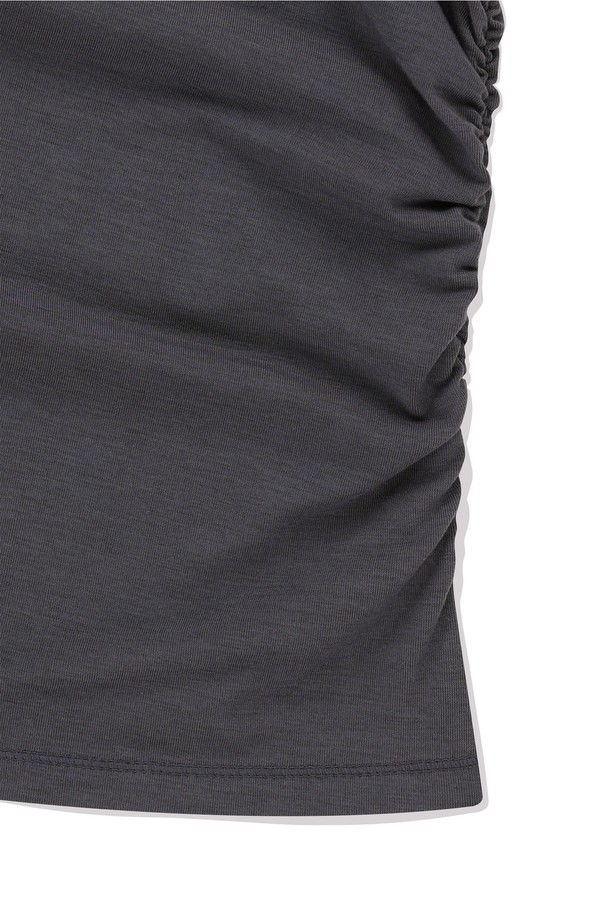 여름철 골프 및 일상에서 스포티하게 활용 가능한 여성용 W Polartec Delta FlexAir Hoodie Purple입니다. 폴리에스테르, 라이오셀, 폴리우레탄 혼방의 Polartec® Delta™ 원단으로 제작되어 냉감, 흡습, 속건, 방취, 신축성, 통기, 경량의 기능을 제공하며 부드러운 촉감을 자랑합니다. 레귤러 핏, 긴 소매, 후드 디자인에 몸판 사이드 셔링, 전면 절개 디테일, 소매 핑거홀, 옆넥 스냅 등의 특징을 더해 활동성과 스타일을 동시에 잡았습니다.
