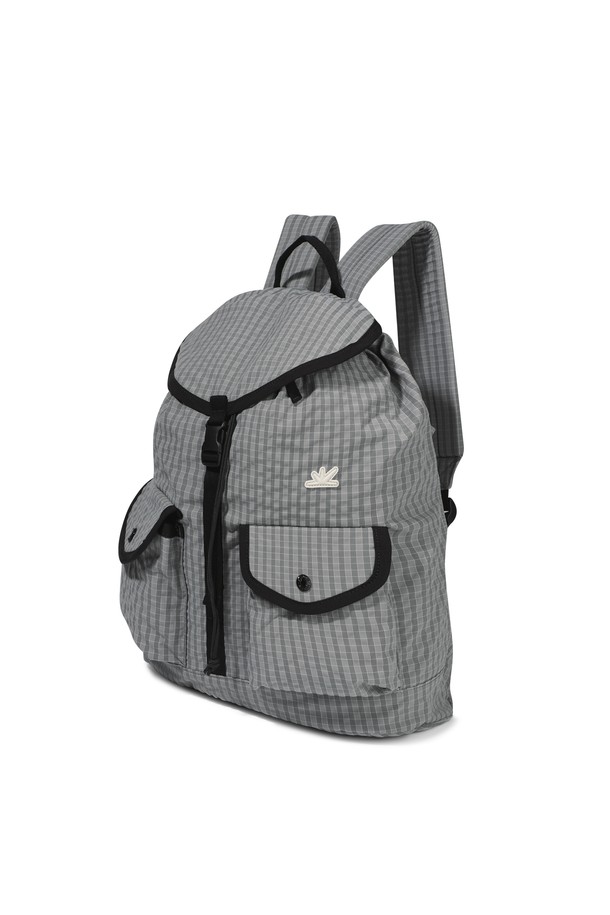 Explorer 데이팩 그레이 그리드는 면과 나일론 혼방 소재로 제작된 미디엄 사이즈 데이팩입니다. 체크 패턴과 버클, 데이브레이크 심볼 라벨이 디자인 포인트이며, 스트링으로 조절 가능한 메인 포켓, 측면 지퍼 포켓, 키링 루프 디테일이 특징입니다. 버클형, 지퍼형, 조임용 끈으로 잠금 방식을 제공하여 수납의 편리성을 더했습니다. 캐주얼, 시티보이, 미니멀 스타일을 즐기는 남성분들에게 여행룩, 산책룩, 가을 나들이룩에 매치하기 좋은 가방입니다.
