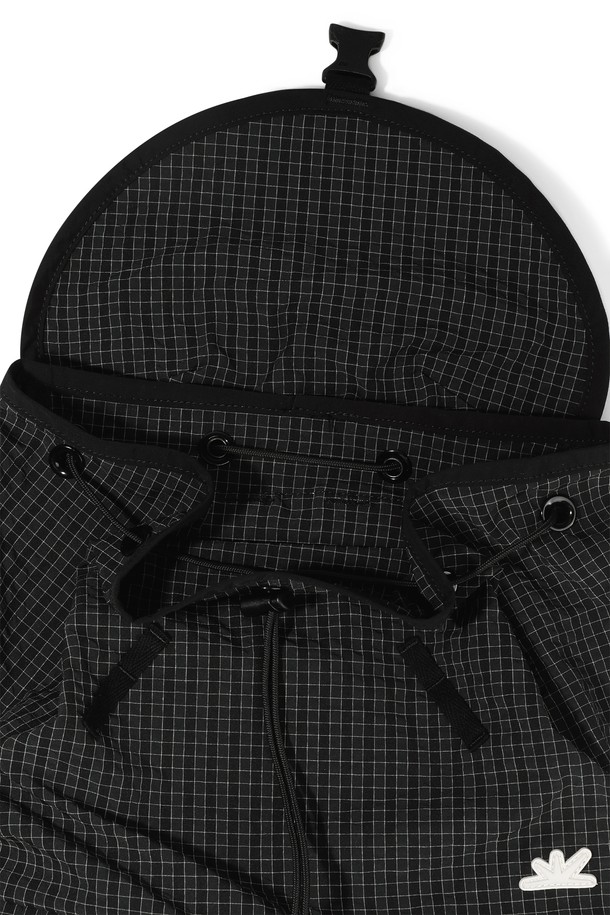 Explorer Daypack Black Grid (익스플로러 데이팩 블랙 그리드)는 남성을 위해 디자인된 미디엄 사이즈의 사각 가방입니다. 면과 나일론 소재를 사용하여 제작되었으며, 블랙 컬러에 그리드 패턴이 돋보입니다. 버클과 스트링 디자인으로 포인트를 주었으며, 메인 포켓 상단 스트링 조절, 메인 포켓 측면 지퍼, 키링 루프 디테일, 데이브레이크 심볼 라벨 등의 특징을 갖추었습니다. 캐주얼, 미니멀, 시티보이 스타일의 여행룩, 산책룩, 겨울 데일리룩에 매치하기 좋습니다. 버클형과 지퍼형 잠금 방식으로 내용물을 안전하게 보관할 수 있습니다.
