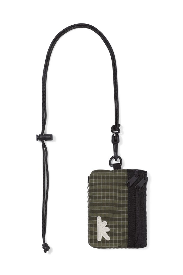 데이브레이크 Zip 카드 파우치 올리브 그리드는 여성 고객을 위한 미니멀하고 캐주얼한 카드 파우치입니다. 올리브 그린 컬러에 그리드(체크) 패턴이 돋보이며 메쉬 포켓과 2개의 지퍼 포켓, 탈부착 가능한 넥 스트랩으로 실용성을 높였습니다. 폴리에스테르와 레이온 소재로 제작되었으며, 사각형 디자인에 고무 라벨 장식이 포인트입니다. 데이트룩, 동네 마실룩, 쇼핑룩 등 다양한 TPO에 미니멀, 캐주얼, 클래식 스타일로 연출하기 좋습니다.

