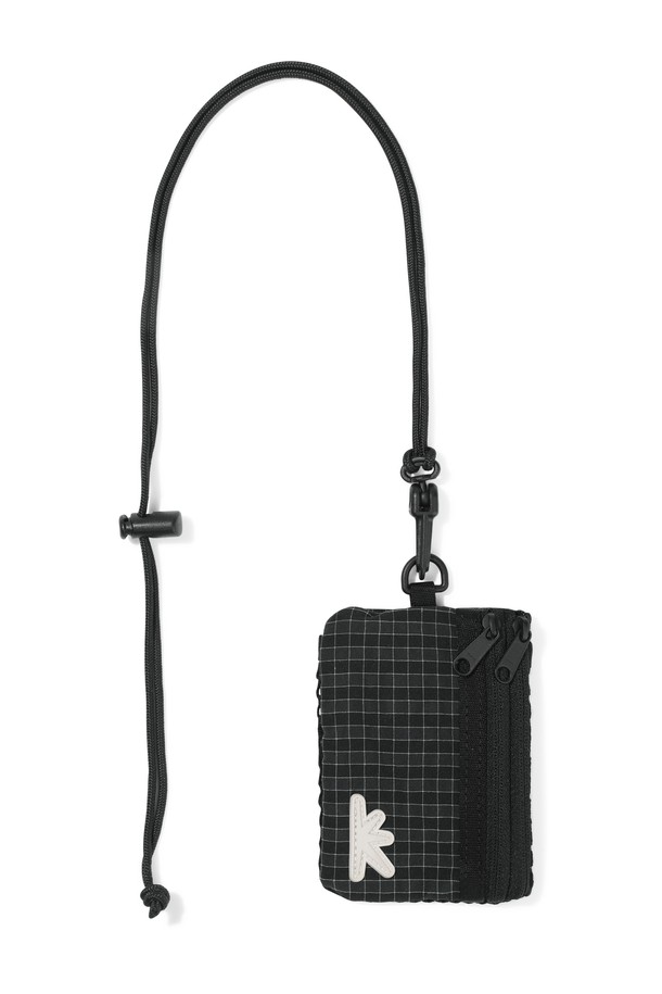 Zip Card Pouch (집 카드 파우치) Black Grid는 여성용 카드 파우치입니다. 폴리에스터와 레이온 소재의 블랙 컬러, 체크 패턴의 스몰 사이즈 가방으로, 미니멀, 클래식, 캐주얼 스타일을 연출하기 좋습니다. 데이트룩, 쇼핑룩, 카페룩 등 다양한 TPO에 활용할 수 있으며, 탈부착 넥스트랩과, 데이브레이크 심볼, 2개의 지퍼 포켓과 메쉬 포켓이 실용성을 더합니다. 사각형 디자인에 지퍼형 잠금 방식으로 소지품을 안전하게 보관할 수 있는 카드지갑입니다.
