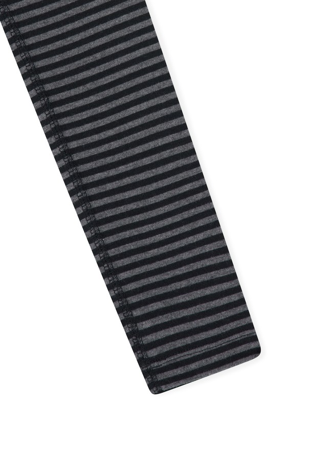 W 프로즈 레이어드 후드 티 블랙은 여성 골프 및 일상용으로 적합한 후드 티셔츠입니다. 봄, 가을에 어울리는 얇은 두께의 크롭 기장으로, 스포티하면서도 캐주얼한 스타일을 연출합니다. 레이온, 폴리에스테르, 스판덱스 혼방 소재로 제작되어 부드러운 촉감과 신축성을 제공하며, 스트라이프 무늬와 레이어드 디자인이 특징입니다. 긴 소매와 레귤러 핏으로 편안하게 착용 가능하며, 골프룩 연출에도 활용할 수 있습니다.
