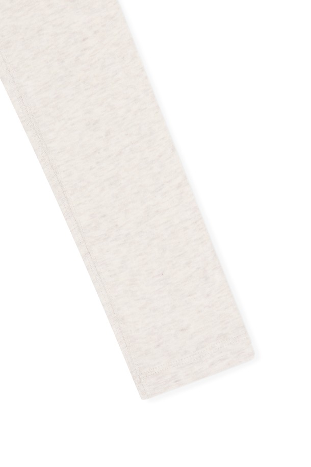 W 프로즈 레이어드 후드 티 민트는 여성 골프 및 일상용으로 적합한 후드 티셔츠입니다. 민트와 화이트 두 가지 색상으로 제공되며, 봄, 가을에 착용하기 좋습니다. 부드러운 레이온과 스판덱스 혼방 소재로 제작되어 신축성이 뛰어나 편안한 착용감을 선사합니다. 크롭 기장의 레귤러핏 디자인에 레이어드 스타일과 그래픽 나염 디테일을 더해 스포티하면서도 캐주얼한 무드를 연출합니다. 얇은 두께감으로 간절기에도 활용하기 좋은 아이템입니다.
