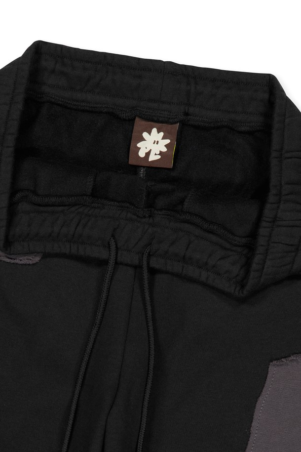 캐피탈 브러쉬드 스웻팬츠 블랙은 부드러운 촉감의 면, 폴리에스테르 혼방 소재로 제작되어 가을, 겨울철 따뜻하게 착용할 수 있는 남성용 조거핏 스웻팬츠입니다. 릴랙스 핏에 기모 안감으로 편안함을 더했으며, 허리 스트링으로 사이즈 조절이 용이합니다. 일상복은 물론, 가벼운 스포츠 활동 시에도 적합하며, 사이드 포켓과 뒷포켓으로 실용성을 높였습니다. 캐피탈 그래픽 Raw edge 아플리케 로고가 스포티하고 캐주얼한 스타일을 완성하며, 집콕룩, 피트니스룩, 러닝룩 등 다양한 TPO에 활용 가능합니다.
