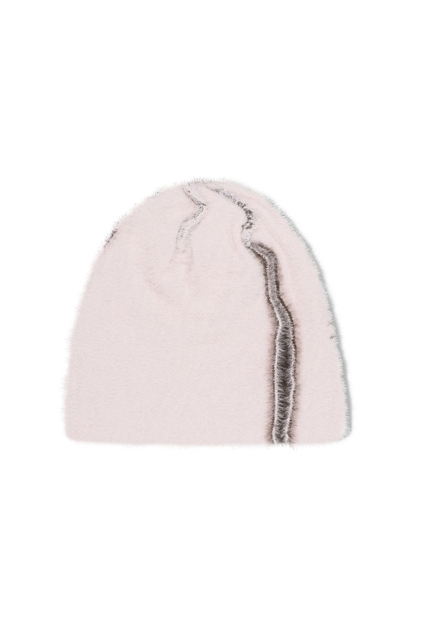 Cali 샤기 비니 Brown/Pink는 부드러운 촉감과 따뜻함을 선사하는 겨울철 필수 아이템입니다. 깊은 모자 깊이와 보온성, 신축성을 갖춰 편안한 착용감을 제공하며, 일상룩과 데이트룩에 모두 잘 어울립니다. 브라운과 핑크 컬러 조합의 자카드 패턴, 샤기 디자인이 특징이며, 캐주얼, 미니멀, 클래식 스타일을 모두 아우릅니다. 두꺼운 두께감으로 추운 날씨에도 따뜻하게 착용할 수 있으며, 나일론 소재로 제작되어 부드러운 착용감을 느낄 수 있습니다. 노커프 디자인으로 깔끔한 실루엣을 연출합니다.
