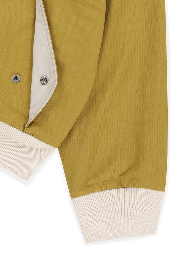 Loom 스윙 재킷 옐로우는 남성 골프 및 일상 용도로 제작된 아우터입니다. 봄, 여름 시즌에 적합하며 스포티, 캐주얼 스타일을 연출합니다. 옐로우 컬러의 무지 디자인이며, 레귤러 핏으로 제작되었습니다. 면, 나일론, 폴리에스테르 혼방 소재로 부드러운 촉감을 선사하며, 얇은 두께감으로 통기성을 높였습니다. YKK 지퍼와 스냅 버튼 여밈 방식, 메쉬 안감, 벤틸레이션 디테일, 밑단 및 소맷단 밴딩 처리 등의 특징을 갖춘 스윙 재킷입니다.
