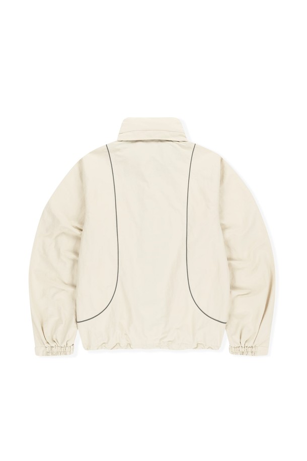 크레센트 윈드브레이커 아이보리는 남녀 공용으로, 골프 및 일상생활에서 활용하기 좋은 윈드브레이커입니다. 봄, 가을 계절에 적합하며, 스포티하고 캐주얼한 스타일을 연출할 수 있습니다. 무지 디자인에 레귤러핏으로 제작되었으며, 지퍼 여밈 방식입니다. 나일론과 면 혼방의 얇은 두께로 제작되어 활동성을 높였습니다. 패커블 후드, YKK 지퍼, 앞판 사이드 포켓, 가슴 포켓, 후드/밑단 스트링 조절, 소맷단 벨크로 조절, 로고 자수 등의 특징을 갖추고 있어 실용적이며, 방풍 및 사이즈 조절 기능을 제공합니다.
