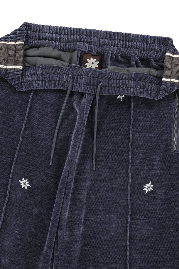 벨루어 트윙클 트랙 팬츠 퍼플은 부드러운 촉감이 돋보이는 남녀 공용 트랙 팬츠입니다. 가을/겨울 시즌에 적합하며, 폴리에스터와 스판덱스 혼방 소재로 제작되어 편안한 착용감을 제공합니다. 레귤러 핏에 밴딩 처리된 허리, 메쉬 포켓 및 YKK 지퍼 디테일, 자수 및 테이프 디테일이 더해져 스포티하면서도 캐주얼한 스타일을 연출합니다. 골프룩 또는 겨울 데일리룩으로 활용하기 좋으며, 두꺼운 두께감으로 따뜻하게 착용할 수 있습니다.
