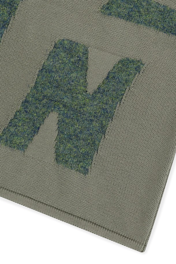 캐피탈 크루넥 니트 그레이는 부드러운 면 소재로 제작되어 편안한 착용감을 선사합니다. 가을과 겨울, 골프 및 일상에서 활용하기 좋은 남성용 니트/스웨터입니다. 레귤러 핏, 라운드넥 디자인에 부클 캐피탈 그래픽 자카드 패턴이 돋보이며, 보온성과 신축성을 갖춰 활동성을 높였습니다. 스포티하면서도 캐주얼한 스타일로, 겨울 데일리룩과 골프룩에 모두 잘 어울립니다. 긴 소매 기장과 두꺼운 두께감으로 따뜻하게 착용 가능합니다.
