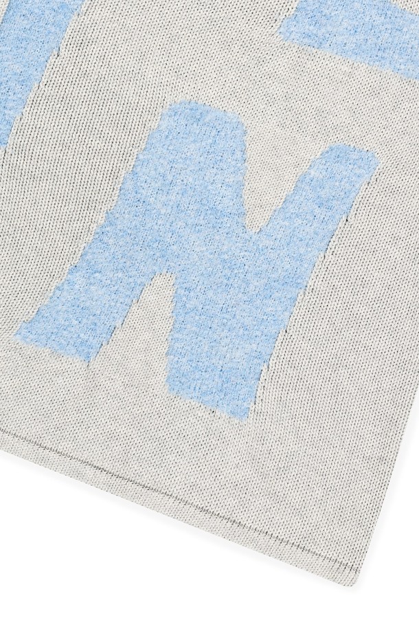 캐피탈 크루넥 니트 헤더 아이보리, 남성 골프 및 일상 착용에 적합한 니트 스웨터입니다. 부드러운 촉감의 면 소재와 보온성이 뛰어난 두꺼운 두께로 가을, 겨울에 따뜻하게 착용할 수 있습니다. 라운드넥 디자인에 레귤러 핏으로 제작되었으며, 캐주얼, 스포티, 클래식 스타일을 모두 소화합니다. 기능성 코튼 원사를 사용하여 신축성을 더했으며, 자카드 로고 패턴이 돋보이는 디자인입니다. 골프룩과 겨울 데일리룩에 모두 활용할 수 있습니다.
