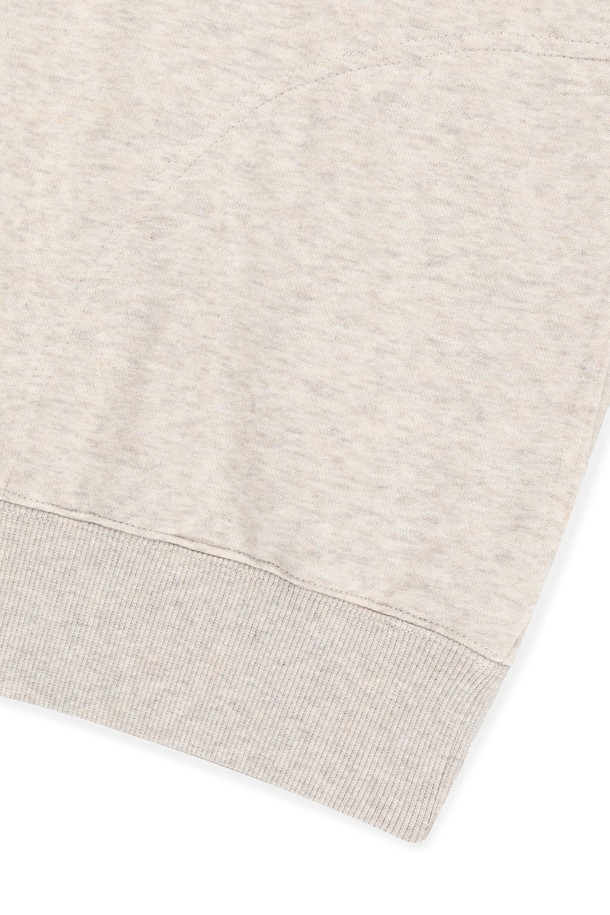 Cabin 하프 집 스웨트 헤더 오트밀은 남성용 스웻셔츠입니다. 부드러운 촉감의 면, 폴리에스테르 혼방 소재로 제작되었으며, 가을, 겨울에 착용하기 좋습니다. 하프넥 디자인에 하프 집업 스타일로, 로고 자수와 밑단 및 소맷단 밴딩, 사이드 포켓 디테일이 돋보입니다. 레귤러핏으로 골프, 일상 등 다양한 TPO에 캐주얼, 스포티, 미니멀 스타일로 연출하기 좋습니다. 두꺼운 두께감과 기모 안감으로 따뜻함을 더했습니다.
