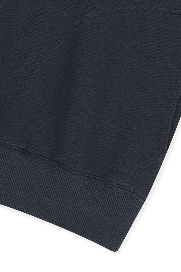 캐빈 하프 집 스웨트 네이비는 남성용 상의로, 가을과 겨울에 착용하기 좋습니다. 하프넥 디자인에 부드러운 촉감의 면과 폴리에스테르 혼방 소재로 제작되었으며, 두꺼운 두께감과 기모 안감으로 보온성을 높였습니다. 스포티하고 캐주얼한 스타일로 골프룩과 일상복으로 활용 가능하며, 로고 자수와 사이드 포켓, 밑단 및 소맷단 밴딩 디테일이 특징입니다. 레귤러 핏으로 편안하게 착용할 수 있는 긴소매 스웨트셔츠입니다.
