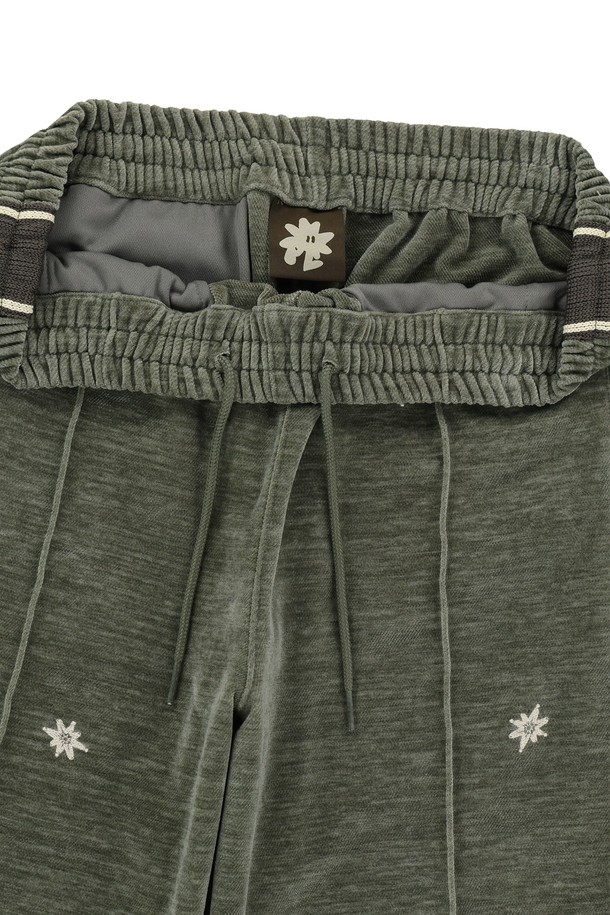 벨루어 트윙클 트랙 팬츠 카키는 남성용 트랙 팬츠입니다. 가을, 겨울 시즌에 적합하며, 골프 및 일상 용도로 활용 가능합니다. 부드러운 촉감의 폴리에스테르, 스판덱스 혼방 소재로 제작되었으며, 밴딩 허리와 레귤러 핏으로 편안한 착용감을 제공합니다. YKK 지퍼 포켓, 허리 스트링, 자수 및 테이프 디테일이 돋보이며, 보온성과 신축성까지 갖춘 실용적인 아이템입니다. 스포티, 캐주얼, 미니멀 스타일을 연출하기 좋은 겨울 데일리룩, 골프룩에 어울리는 긴바지입니다.
