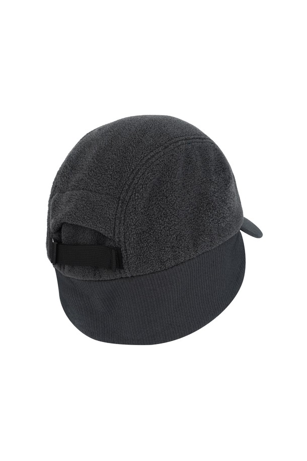트레일 플리스 이어플랩 캡 헤더 차콜입니다. 부드러운 촉감의 폴리에스터와 면 혼방 소재로 제작되어 가을, 겨울철 보온성을 책임집니다. 차콜 헤더 컬러의 무지 디자인에 이어플랩, 자수 로고, 스트랩 디테일이 돋보이며, 모자 깊이 17.5cm, 챙 넓이 8.5cm로 편안한 착용감을 선사합니다. 일상, 아웃도어 활동은 물론 겨울 데일리룩, 산책룩, 캠핑룩 등 다양한 TPO에 캐주얼, 미니멀, 클래식 스타일로 연출하기 좋습니다. 후면 트임으로 활동성을 높이고 사이즈 조절이 가능합니다.
