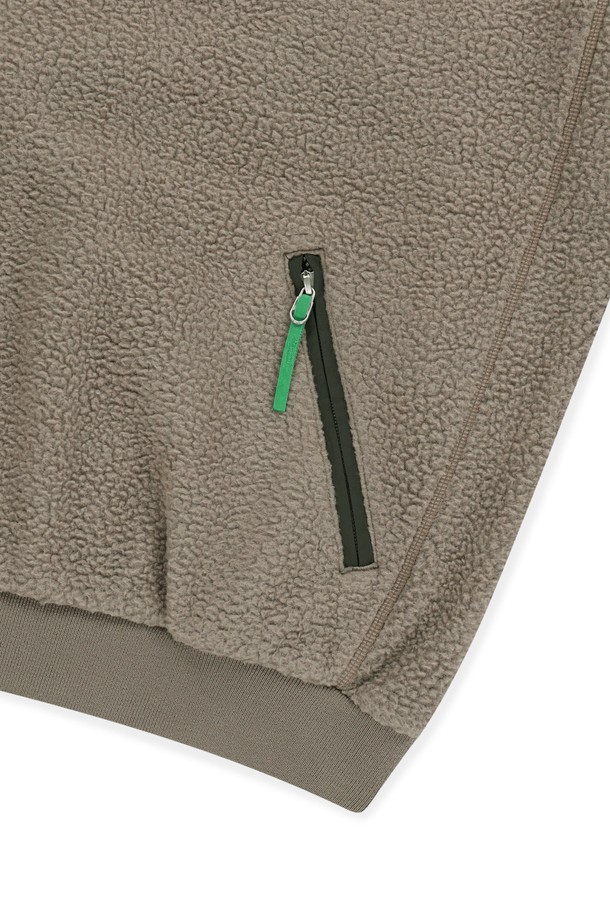 따뜻하고 포근한 분위기의 Zip Player 플리스 풀오버 토프 컬러입니다. 부드러운 촉감의 플리스 소재와 안쪽 기모 처리로 뛰어난 보온성을 제공하며, 가을, 겨울철 데일리룩, 산책룩, 집콕룩에 모두 잘 어울립니다. 신축성이 뛰어나 편안한 착용감을 선사하며, 넥 부분 스트링 조절, 밑단 및 소맷단 밴딩 처리로 사이즈 조절이 용이합니다. 가슴과 사이드 포켓, YKK 지퍼를 사용하여 실용성을 높였습니다. 
