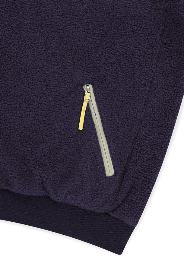 **Zip Player 플리스 풀오버 네이비**는 부드러운 촉감의 플리스 소재와 보온성을 갖춘 여성용 플리스 점퍼입니다. 안쪽 기모 처리로 따뜻함을 더했으며, 넥 부분 스트링 조절과 밑단/소맷단 밴딩으로 편안한 착용감을 제공합니다. 스포티하고 캐주얼한 스타일로, 가을, 겨울철 데일리룩, 산책룩, 집콕룩에 모두 잘 어울립니다. 가슴과 사이드 포켓, YKK 지퍼를 사용하여 실용성을 높였습니다. 레귤러핏의 무지 디자인으로 다양한 스타일링이 가능합니다.