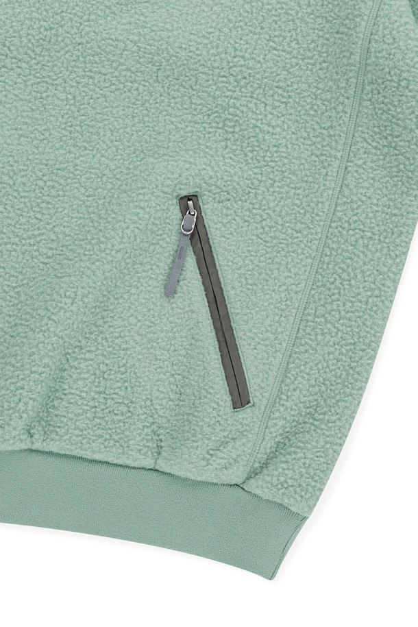 Zip Player (집 플레이어) 플리스 풀오버는 가을, 겨울철 여성 고객을 위한 데일리 아우터입니다. 부드러운 촉감의 라이트 틸 컬러 플리스 소재에 안쪽 기모 처리를 더해 보온성을 높였습니다. 캐주얼, 스포티 스타일을 연출하기 좋으며, 넥 부분 스트링 조절, 밑단 및 소맷단 밴딩, 가슴/사이드 포켓, YKK 지퍼, 보온성/신축성 등 다양한 특징을 갖추고 있습니다. 편안한 동네 마실룩, 겨울 데일리룩, 산책룩에 활용하기 좋은 레귤러핏 집업 플리스 점퍼입니다.
