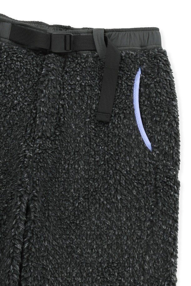 Kumo(쿠모) Sherpa Fleece Pants Heather Charcoal(셰르파 플리스 팬츠 헤더 차콜)는 남녀 모두 착용 가능한 플리스 팬츠입니다. 부드러운 촉감의 플리스 소재와 안감 기모로 제작되어 가을, 겨울철 따뜻하게 입을 수 있습니다. 레귤러핏에 두꺼운 두께감으로 편안한 착용감을 제공하며, 일상복, 집콕룩, 산책룩 등 다양한 TPO에 활용하기 좋습니다. YKK 지퍼 포켓, 허리 스트랩, 밴딩 마감으로 실용성을 더했으며, 데이브레이크 심볼 고무 라벨로 포인트를 더했습니다. 캐주얼, 미니멀, 스포티한 스타일을 즐기는 분들께 추천합니다.
