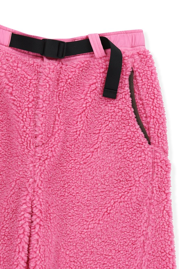 Kumo (쿠모) Sherpa (셔파) 플리스 팬츠 Heather Pink (헤더 핑크)는 남녀 모두 착용 가능한 플리스 팬츠입니다. 부드러운 촉감의 플리스 소재와 기모 안감, 두꺼운 두께감으로 가을, 겨울철 따뜻하게 착용하기 좋습니다. 허리 스트랩 조절, YKK 지퍼 포켓, 포켓 및 밑단 밴딩 처리로 편안함과 활동성을 높였습니다. 스포티, 캐주얼, 미니멀 스타일을 연출하기 좋으며, 피트니스룩, 겨울 데일리룩, 산책룩 등 다양한 TPO에 활용 가능합니다. 데이브레이크 심볼 고무 라벨로 포인트를 더했습니다.
