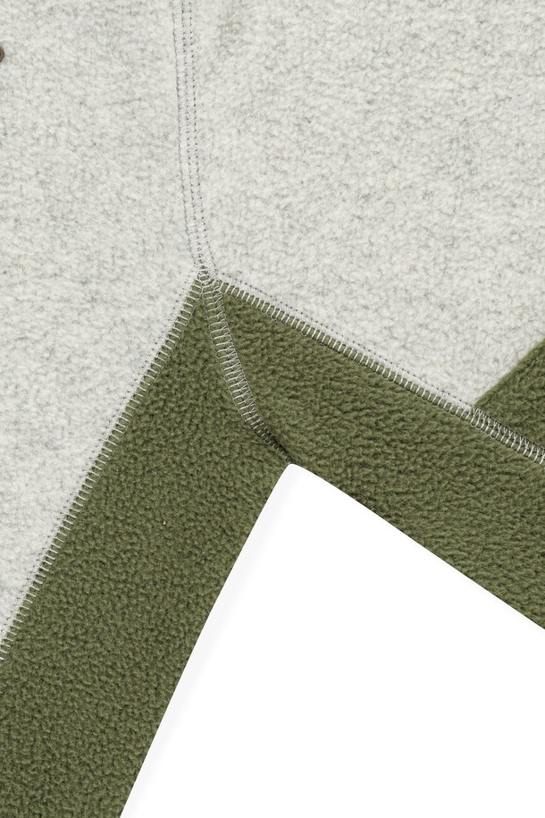 V 플리스 풀오버 헤더 그레이는 남녀 모두 착용 가능한 플리스 점퍼입니다. 부드러운 촉감의 두꺼운 플리스 소재로 제작되어 가을, 겨울철 따뜻하게 입을 수 있으며, 안쪽 기모 처리로 보온성을 더했습니다. 캐주얼, 스포티한 스타일 연출에 용이하며, 레귤러 핏과 브이넥 디자인이 특징입니다. 밑단 스트링 조절이 가능하여 핏을 조절할 수 있으며, 데이브레이크 심볼 고무 라벨로 포인트를 더했습니다. 일상, 산책, 집콕 등 다양한 상황에서 활용하기 좋습니다.
