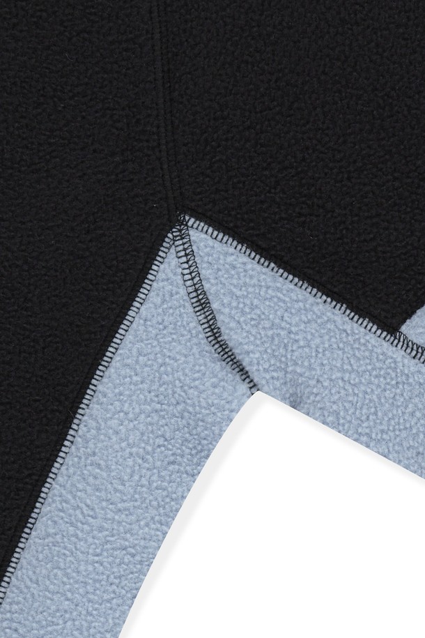 **V 플리스 풀오버 네이비**는 남녀 모두 착용 가능한 캐주얼하고 스포티한 스타일의 플리스입니다. 가을과 겨울에 적합하며, 부드러운 촉감과 두꺼운 두께로 뛰어난 보온성을 제공합니다. 브이넥 디자인에 레귤러 핏으로 편안하게 착용 가능하며, 밑단 스트링 조절과 안쪽 기모 처리로 실용성을 더했습니다. 일상, 산책, 집콕 등 다양한 TPO에 활용하기 좋으며, 미니멀한 디자인으로 어떤 스타일에도 쉽게 매치할 수 있습니다. 네이비 컬러의 풀오버로 포근하고 따뜻한 겨울 스타일을 연출해보세요.
