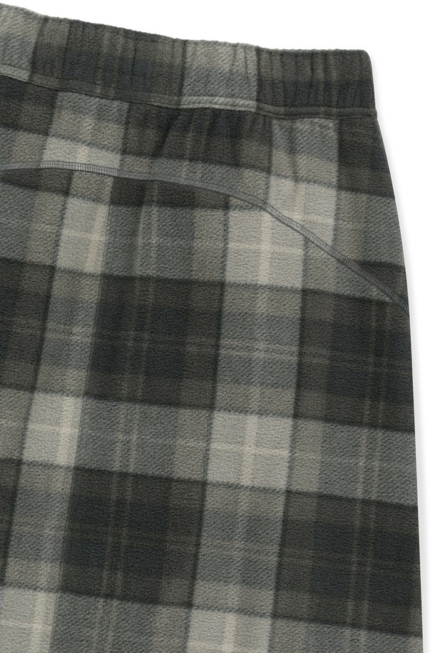 플리스 롱 스커트 그레이는 부드러운 촉감과 두꺼운 두께로 가을, 겨울철 따뜻하게 입을 수 있는 여성용 스커트입니다. 캐주얼, 스포티한 스타일을 연출하며, 안쪽 기모 처리로 보온성을 높였습니다. 허리 밴딩과 스트랩 조절 기능으로 편안하게 착용 가능하며 A라인 핏으로 여성스러운 실루엣을 살려줍니다. 체크 패턴과 그레이 컬러의 조화가 돋보이며, 사이드 포켓이 있어 실용적입니다. 일상, 동네 마실, 산책 등 다양한 TPO에 활용하기 좋습니다.
