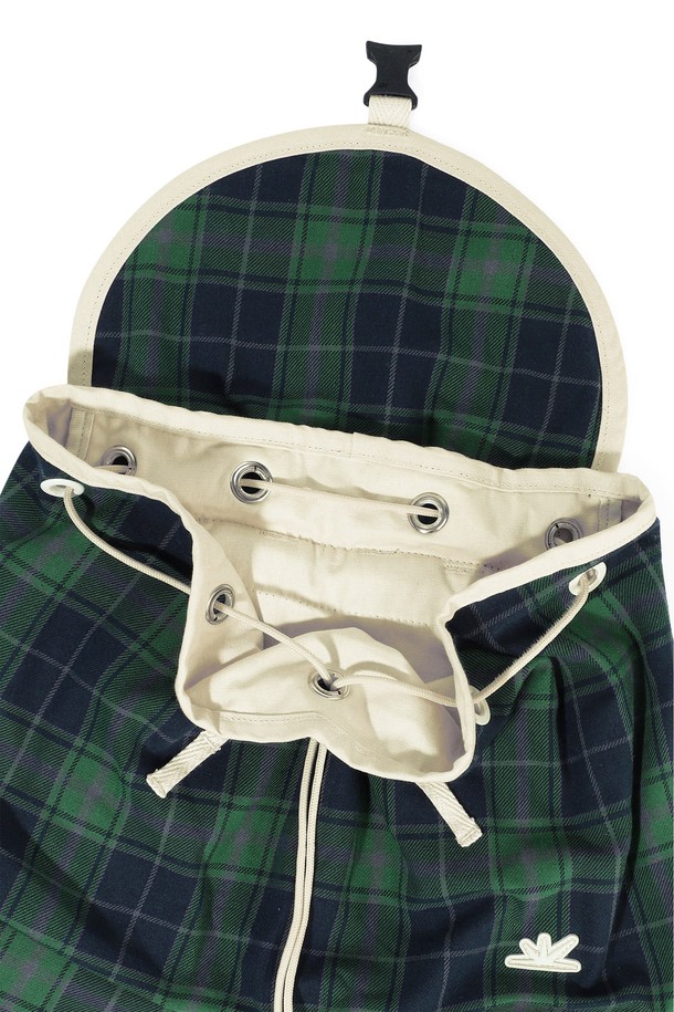 플란넬 익스플로러 데이팩 그린은 여성, 미디엄 사이즈의 코튼 소재 데이팩입니다. 그린 컬러의 체크 패턴과 버클 디자인 장식이 특징이며, 스트링으로 조절 가능한 메인 포켓, 측면 지퍼 포켓, 키링 루프 디테일, 그리고 심볼 라벨이 돋보입니다. 가방은 사각 모양에 버클형, 지퍼형, 조임용 끈으로 잠금 방식을 제공하여 수납의 편리성을 높였습니다. 캐주얼, 클래식, 미니멀 스타일을 선호하는 분들께 동네 마실룩, 산책룩, 여행룩에 두루 어울리는 아이템입니다.
