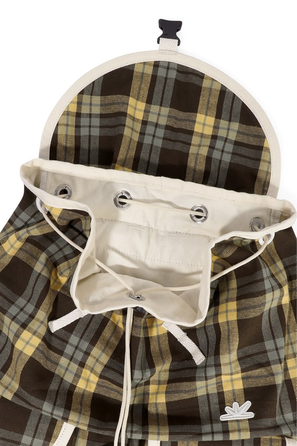 옐로우 컬러의 플란넬 익스플로러 데이팩은 여성 고객을 위한 미디엄 사이즈 데이팩입니다. 플란넬 코튼 혼방 원단에 체크 패턴이 돋보이며, 버클과 스트링으로 포인트를 더했습니다. 사각 형태의 데이팩으로, 키링 루프와 측면 지퍼, 그리고 버클형/지퍼형/조임용 끈 잠금 방식으로 실용성을 높였습니다. 데이트룩, 동네 마실룩, 쇼핑룩 등 캐주얼, 클래식, 미니멀 스타일을 즐겨 입는 고객에게 추천합니다. 심볼 라벨이 디자인의 완성도를 높여줍니다.
