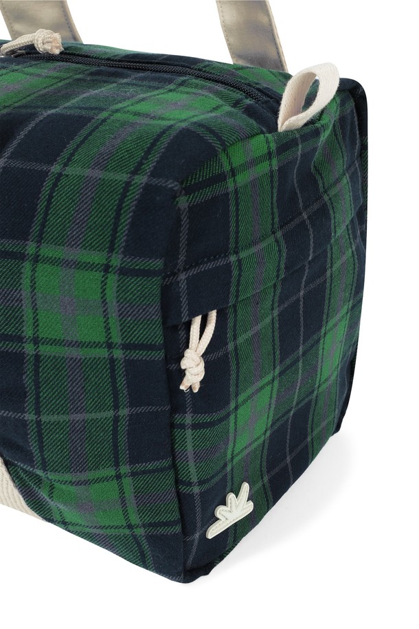 플란넬 마이크로 더플백 그린은 캐주얼, 클래식, 미니멀 스타일을 즐기는 여성들을 위한 미디엄 사이즈의 더플백입니다. 그린과 화이트 컬러의 체크 패턴이 돋보이며, 코튼 소재로 제작되어 부드러운 촉감을 선사합니다. 원통형 모양에 지퍼형 잠금 방식을 갖췄으며, 사이드 포켓과 루프 디테일이 실용성을 더합니다. 키링과 심볼 라벨이 디자인의 포인트를 더하며, 여행룩, 휴가룩, 산책룩 등 다양한 TPO에 잘 어울립니다. 사이드 포켓 안감 배색으로 세련된 멋을 살렸습니다.

