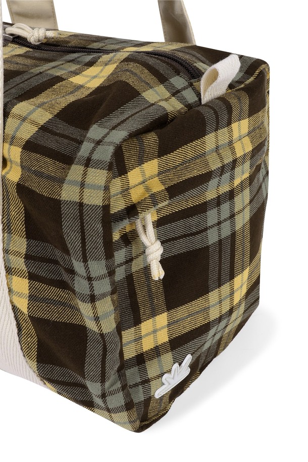 데이브레이크(Daybreak) 플란넬 마이크로 더플백 옐로우는 여성용 가방으로, 캐주얼, 미니멀, 리조트 스타일을 연출하기에 좋습니다. 미디엄 사이즈의 코튼 소재로 제작되었으며, 체크 패턴과 옐로우 컬러가 산뜻한 느낌을 더합니다. 원통형 디자인에 사이드 포켓과 배색 안감이 돋보이며, 지퍼형 잠금 방식으로 내용물을 안전하게 보관할 수 있습니다. 키링과 라벨 장식으로 포인트를 더했으며, 여행룩, 휴가룩, 여름 바캉스룩에 매치하기 좋은 아이템입니다.
