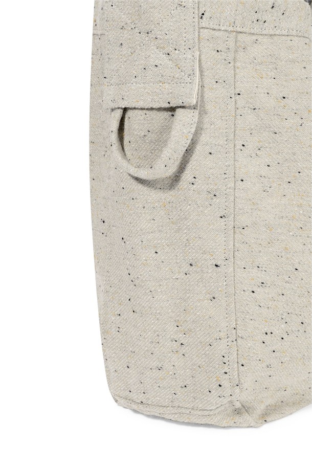 Nep 메일 백 아이보리는 여성, 미디엄 사이즈의 사각 메일백입니다. 면, 울, 폴리에스테르 혼방의 부드러운 소재로 제작되었으며, 아이보리 컬러의 무지 디자인이 특징입니다. 내부 포켓으로 실용성을 더하고, 일본산 원단을 사용하여 높은 퀄리티를 자랑합니다. 키링, 사이드 루프, 심볼 라벨 등의 디자인 장식이 돋보이며, 데이트룩, 카페룩, 쇼핑룩 등 다양한 TPO에 잘 어울립니다. 미니멀, 클래식, 캐주얼 스타일을 즐기는 분들께 추천합니다.
