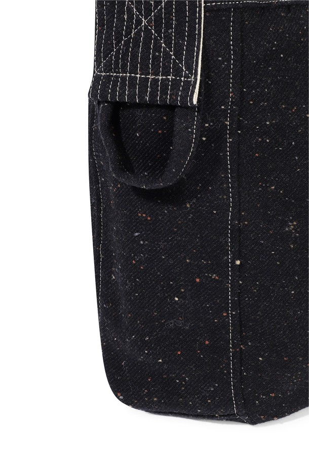 Nep 메일 백 블랙은 면, 울, 폴리에스테르 혼방 소재로 제작된 남성용 메일 백입니다. 미디엄 사이즈의 사각 쉐입에 무지 패턴으로, 미니멀, 클래식, 시크 스타일을 연출하기 좋습니다. 출근룩, 비즈니스 캐주얼, 모임룩 등 다양한 TPO에 활용 가능하며, 내부 포켓과 사이드 루프, 데이브레이크 심볼 라벨, 키링 등의 디자인 장식이 돋보입니다. 일본산 원단을 사용하여 퀄리티를 높인 실용적인 가방입니다.
