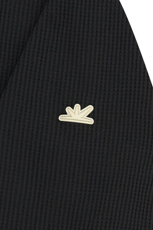 Aero 와플 후디 블랙은 가을, 겨울철에 따뜻하고 스타일리시하게 연출할 수 있는 후드티셔츠입니다. 부드러운 촉감의 폴리에스테르 소재로 제작되어 보온성과 신축성을 갖췄으며, 흡습 및 속건 기능으로 쾌적한 착용감을 제공합니다. 와플 패턴과 레귤러핏 디자인으로 스포티하면서도 캐주얼한 스타일을 연출하며, 밑단과 소맷단 밴딩으로 활동성을 더했습니다. 일상생활은 물론, 집콕룩, 산책룩 등 다양한 TPO에 활용하기 좋습니다. 기본 블랙 컬러로 어떤 옷에도 쉽게 매치할 수 있어 미니멀하면서도 세련된 스타일을 완성합니다.
