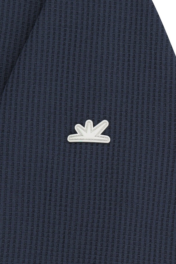 Aero 와플 후디 네이비는 가을, 겨울 시즌에 적합한 남녀 공용 후드티셔츠입니다. 부드러운 촉감의 폴리에스터 소재로 제작되었으며, 보온성과 신축성, 흡습 및 속건 기능으로 편안한 착용감을 제공합니다. 레귤러 핏에 긴 소매, 후드 디자인으로 캐주얼, 스포티, 미니멀 스타일을 연출하기 좋습니다. 와플 패턴과 네이비 컬러가 어우러져 일상복, 집콕룩, 산책룩 등 다양한 TPO에 활용할 수 있습니다. 밑단과 소맷단 밴딩, 고무 라벨 디테일이 특징입니다.
