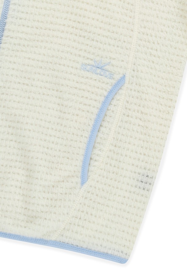 아이보리 컬러의 폴라텍 알파 후드 집업으로, 가볍고 통기성이 뛰어나 봄, 가을 간절기에 활용하기 좋습니다. 가볍고 부드러운 폴리에스터 소재로 제작되었으며, 레귤러 핏으로 편안하게 착용할 수 있습니다. 일상복과 아웃도어 활동 모두에 적합하며, 핑거홀과 밴드 마감 디테일로 활동성을 높였습니다. 스포티, 캐주얼, 미니멀한 스타일을 연출하며, 동네 마실, 산책, 캠핑 등 다양한 TPO에 매치하기 좋습니다. 로고 자수 디테일이 돋보이는 후드 집업입니다.
