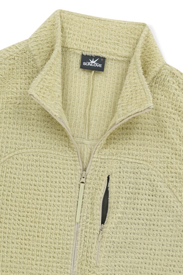 베이지 컬러의 폴라텍 알파 집업 베스트는 봄, 가을 시즌에 활용하기 좋은 남녀 공용 아우터입니다. 가볍고 통기성이 우수한 폴리에스터 소재의 폴라텍 알파 다이렉트 120 소재를 사용하여 쾌적한 착용감을 선사합니다. 레귤러 핏과 민소매 디자인으로 활동성을 높였으며, YKK 지퍼, 가슴 지퍼 포켓, 사이드 포켓, 암홀/밑단 밴드 마감 등의 디테일로 실용성을 더했습니다. 일상, 아웃도어 활동은 물론 산책룩, 여행룩, 캠핑룩 등 다양한 TPO에 캐주얼, 스포티, 미니멀 스타일로 연출하기 좋습니다.
