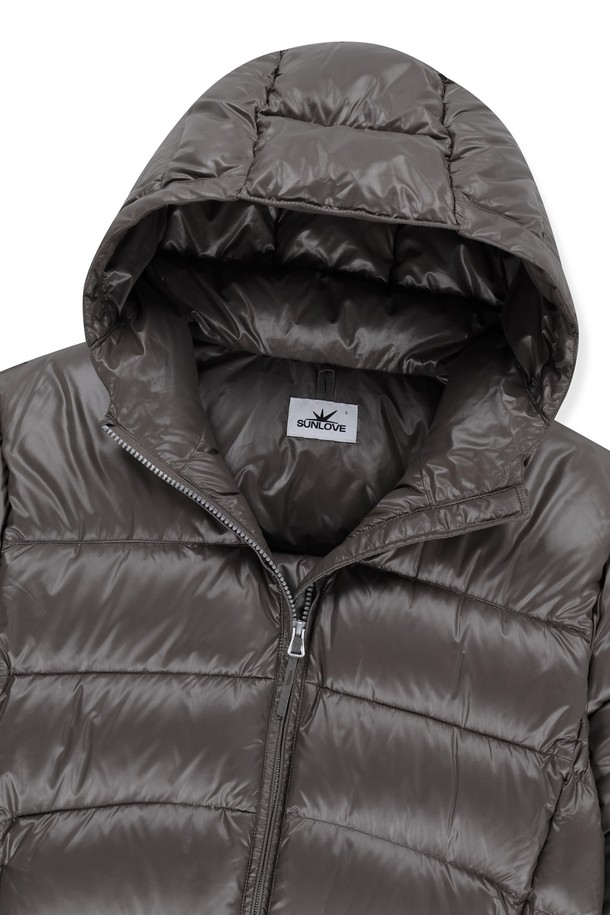 Halo (할로) 구스다운 재킷 브라운은 남녀 모두 착용 가능한 캐주얼 스타일의 겨울철 필수 아이템입니다. 90:10 비율의 구스다운 충전재가 적용되어 뛰어난 보온성을 제공하며, 가볍고 부드러운 착용감을 선사합니다. 2-way 지퍼, YKK 지퍼, 조절 가능한 후드, 소매 밴드, 밑단 스트링, 내부 포켓 등 다양한 디테일이 실용성을 더합니다. 출근룩과 여행룩에 모두 잘 어울리며, 미니멀하고 클래식한 스타일을 연출하기 좋습니다. 브라운 컬러의 무지 디자인으로 어떤 옷에도 쉽게 매치할 수 있습니다.
