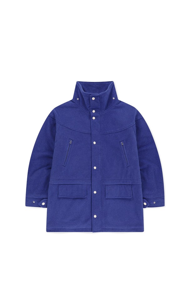 블루 컬러의 Fleece Field 재킷은 가을과 겨울에 따뜻하고 편안하게 착용하기 좋은 아우터입니다. 남녀 모두 착용 가능하며, 캐주얼 및 스포티한 스타일을 연출하기 좋습니다. 두꺼운 두께감과 부드러운 촉감의 폴리에스테르, 면 혼방 소재로 제작되었습니다. 레귤러핏으로 제작되었으며, 2-way 지퍼, YKK 지퍼, 허리 히든 스트링, 소매 스냅 조절, 후드 스트링 조절, 기모안감 포켓 등 다양한 디테일이 돋보입니다. 출근룩이나 여행룩 등 다양한 TPO에 활용할 수 있는 미니멀한 디자인의 필드 재킷입니다.
