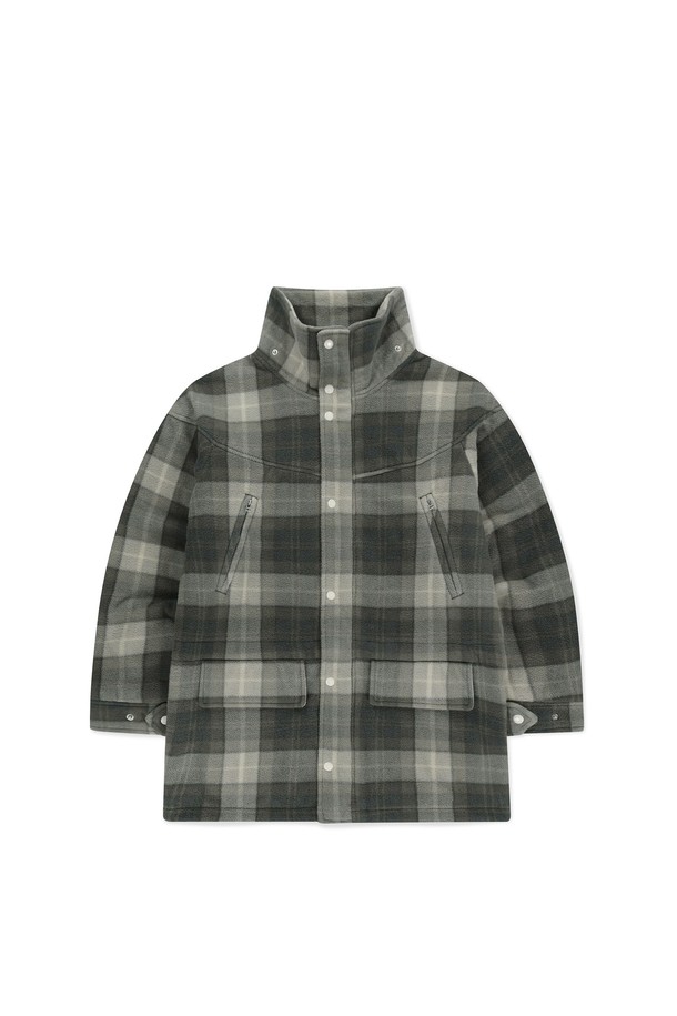 그레이 컬러의 플리스 필드 재킷은 남녀 모두 착용 가능한 캐주얼 아우터입니다. 가을과 겨울에 적합하며, 두꺼운 두께감과 부드러운 촉감의 폴리에스테르와 면 혼방 소재로 제작되었습니다. YKK 지퍼와 소매 스냅, 후드 스트링 조절 기능, 그리고 기모 안감이 적용되어 보온성을 높였습니다. 허리 히든 스트링으로 핏 조절이 가능하며, 체크 패턴과 레귤러핏 디자인으로 캐주얼, 클래식, 미니멀한 스타일을 연출할 수 있습니다. 출근룩으로도 활용하기 좋은 실용적인 필드 재킷입니다.
