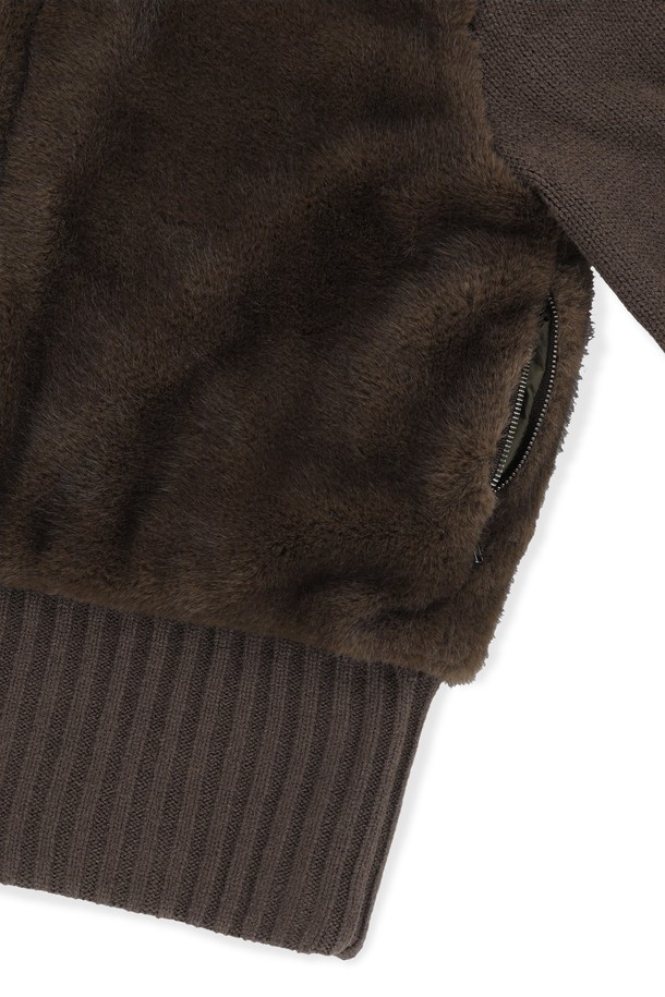 부드러운 촉감과 따뜻함을 선사하는 W 페이크 퍼 니트 집업 재킷 브라운입니다. 가을, 겨울 시즌에 어울리는 두꺼운 두께감으로 보온성을 높였으며, 캐주얼하고 미니멀한 스타일을 연출하기 좋습니다. 레귤러핏으로 편안하게 착용 가능하며, 긴 소매와 크롭 기장으로 트렌디함을 더했습니다. 무지 디자인에 집업 여밈 방식과 포켓 디테일이 더해져 실용성을 갖춘 데일리 아우터입니다. 아크릴, 울, 페이크 퍼 소재 혼방으로 제작되어 부드러운 착용감을 선사합니다.
