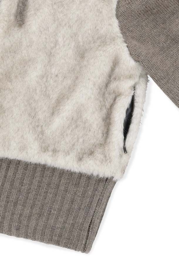 오트밀 컬러의 W 페이크 퍼 니트 집업 재킷입니다. 부드러운 촉감의 페이크 퍼와 아크릴, 울 혼방 소재로 제작되어 가을, 겨울철 따뜻하게 착용할 수 있습니다. 캐주얼, 미니멀 스타일을 즐기는 여성분들을 위한 아이템으로, 일상생활은 물론 집콕룩, 산책룩에도 잘 어울립니다. 레귤러핏 크롭 기장으로, 포켓과 신축성, 보온성을 갖춰 실용성을 더했습니다.
