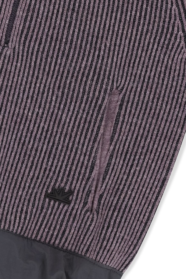 호버 니트 폴로 퍼플은 가을, 겨울 시즌에 어울리는 남녀 공용 하프넥 니트입니다. 부드러운 촉감의 울, 아크릴, 나일론 혼방 소재로 제작되어 보온성과 신축성을 갖췄습니다. 레귤러핏에 긴소매, 골지 패턴으로 캐주얼하고 베이직한 스타일을 연출하며, 밑단 스트링 조절과 데이브레이크 고무라벨 디테일이 특징입니다. 데이트룩, 모임룩 등 다양한 TPO에 미니멀, 클래식한 스타일로 활용하기 좋습니다. 하프집 여밈 방식으로 편안하게 착용할 수 있습니다.
