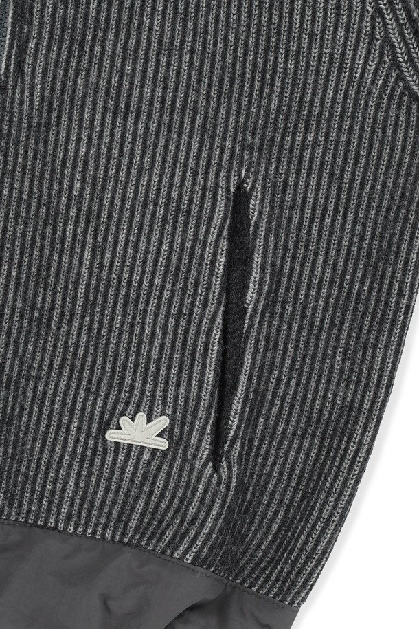 차콜 컬러의 Hover Knit Polo (호버 니트 폴로)는 가을, 겨울 시즌에 어울리는 남녀 공용 니트/스웨터입니다. 울, 아크릴, 나일론 혼방의 부드러운 촉감과 보온성, 신축성을 갖춘 두꺼운 두께감의 골지 패턴 하프넥 니트입니다. 레귤러핏으로 제작되었으며, 긴 소매와 하프집 여밈 방식, 밑단 스트링 조절이 가능하여 캐주얼, 미니멀, 클래식 스타일을 연출하기 좋습니다. 데이브레이크 고무 라벨로 포인트를 더했습니다. 일상에서 편안하게 착용하기 좋은 아이템입니다.
