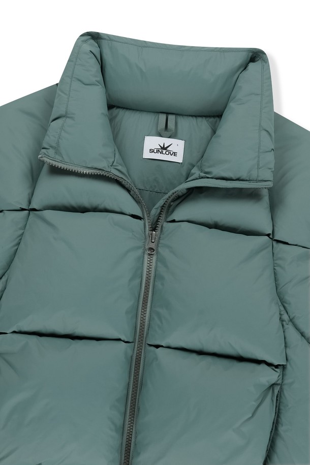 토레이 슬라이스 다운 재킷 그린은 남성용 다운자켓으로, 겨울철 골프 및 일상 활동에 적합합니다. 립스탑 원단과 덕다운 충전재를 사용하여 보온성과 활동성을 동시에 제공하며, 레귤러핏으로 편안한 착용감을 선사합니다. 2-way 지퍼, 밑단 스트링 조절, 소매 히든 밴딩, 내부 포켓 등의 디테일이 갖춰져 실용성을 높였습니다. 스포티, 캐주얼, 미니멀 스타일을 모두 소화할 수 있는 무지 디자인에 로고 프린트가 포인트를 더합니다.
