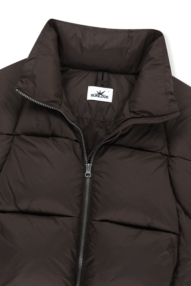 토레이 슬라이스 다운 재킷 브라운은 남성용 겨울 아우터로, 골프 및 일상 활동에 적합합니다. 프리미엄 오리털 충전재와 립스탑 원단으로 제작되어 뛰어난 보온성과 방풍 기능을 제공합니다. 미니멀하고 스포티한 디자인에 브라운 컬러가 더해져 클래식한 분위기를 연출하며, 레귤러핏으로 편안하게 착용할 수 있습니다. 2-way 지퍼, 밑단 스트링 조절, 소매 히든 밴딩, 내부 포켓 등의 디테일이 돋보이며, 로고 프린트가 포인트를 더합니다.
