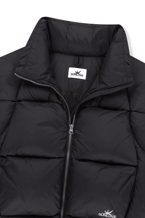 토레이 슬라이스 다운 재킷 블랙은 남성용 겨울 아우터로, 골프 및 일상생활에서 활용하기 좋은 제품입니다. 스포티하면서도 미니멀한 스타일의 블랙 무지 디자인이며, 레귤러 핏과 긴 소매 기장으로 제작되었습니다. 보온성과 방풍 기능을 갖춘 두꺼운 두께의 덕다운 충전재를 사용하여 추운 날씨에도 따뜻함을 유지합니다. 립스탑 원단, 2-way 지퍼, 밑단 스트링 조절, 소매 히든 밴딩, 내부 포켓, 로고 프린트 등 다양한 디테일이 돋보입니다.
