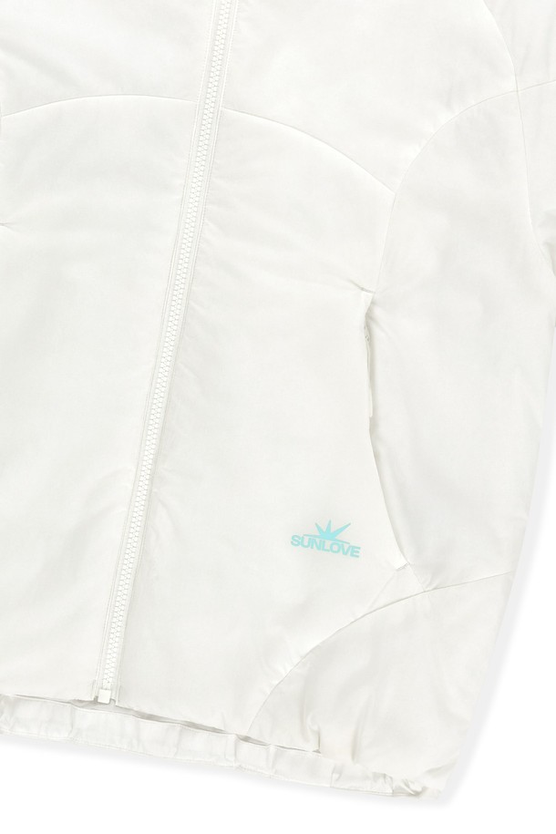 PrimaLoft Nova Insulated 재킷 화이트는 남성용 아우터로, 가을과 겨울에 적합합니다. PERTEX® QUANTUM AIR 원단, DWR 발수 가공, PrimaLoft® 충전재를 사용하여 경량성과 보온성을 동시에 갖췄습니다. YKK 지퍼, 후드, 밑단 스트링, 소맷단 밴딩, 안쪽 속주머니 등의 디테일이 돋보이며, 미니멀하고 스포티한 디자인으로 골프 및 일상생활에서 활용하기 좋습니다. 방수 및 발수 기능으로 쾌적한 착용감을 제공하는 레귤러핏 두꺼운 두께의 무지 화이트 재킷입니다.
