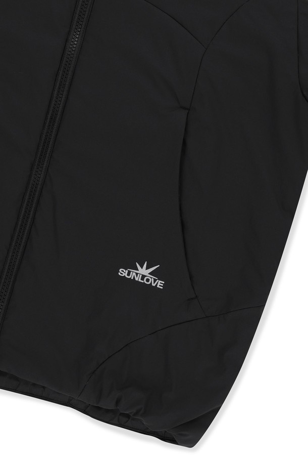 PrimaLoft Nova(프리마로프트 노바) Insulated 재킷 Black은 남성용 아우터입니다. 가을, 겨울 시즌에 적합하며, 골프 및 일상생활에서 스포티한 스타일을 연출할 수 있습니다. 경량, 보온, 발수, 방수 기능의 프리마로프트 충전재와 PERTEX QUANTUM AIR 원단을 사용하여 우수한 착용감을 제공합니다. YKK 지퍼, 후드, 밑단 스트링, 소맷단 밴딩, 속주머니 등의 디테일이 돋보이며, 레귤러핏과 지퍼형 여밈 방식으로 편안하게 착용할 수 있습니다. 미니멀하고 캐주얼한 스타일을 선호하는 분들께 추천합니다.
